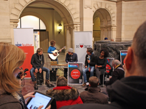 Fünf Musiker spielen in der Rathaushalle